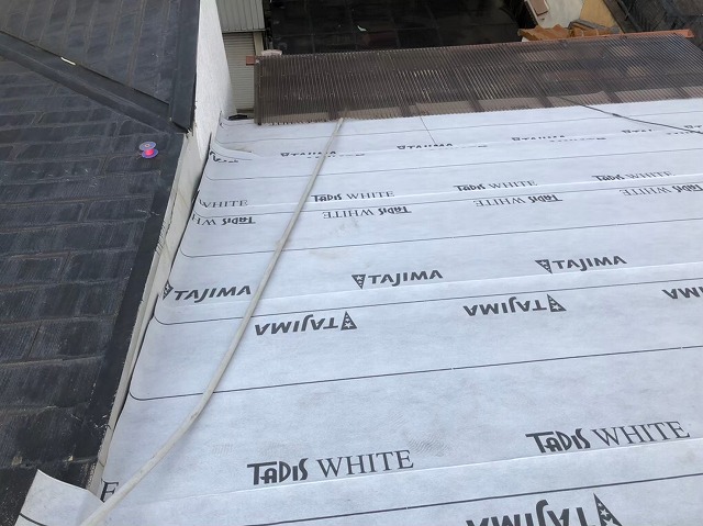 防水紙を上下左右重ねて設置